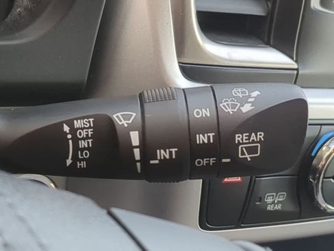 Used 2019 Toyota Highlander XLE AWD/4WD image 25
