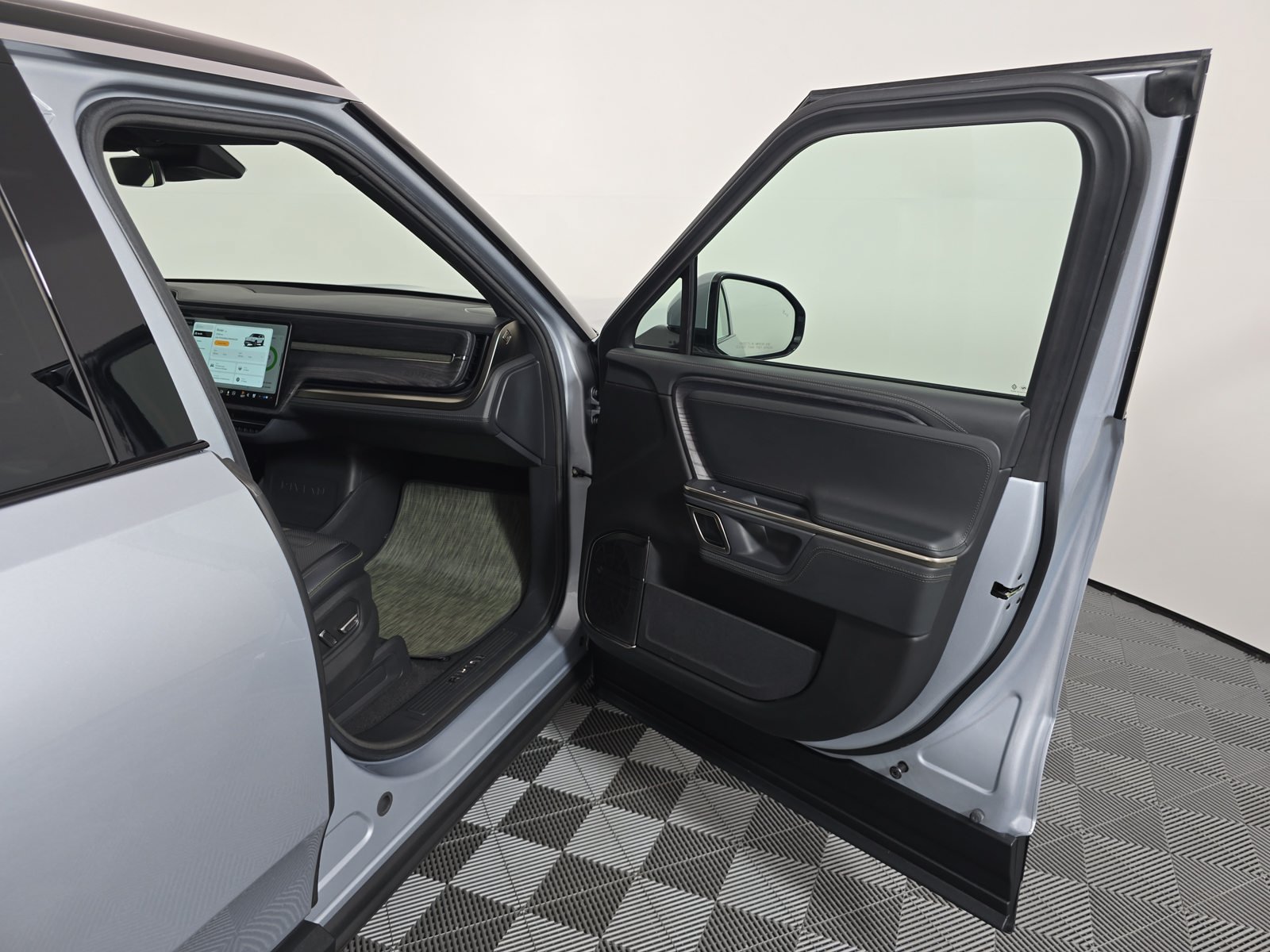Used 2024 Rivian R1S Adventure Dual AWD/4WD image 18