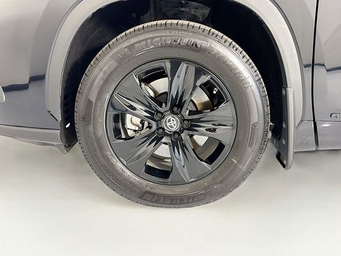 Used 2025 Toyota Highlander XLE image 30