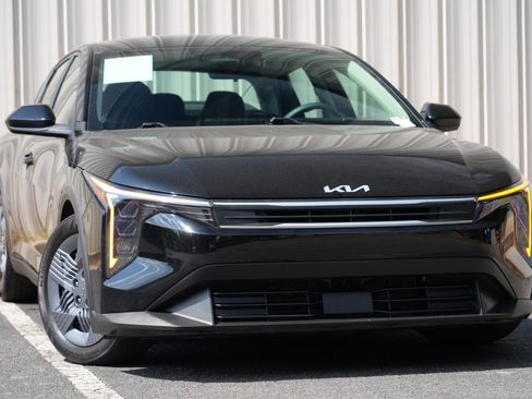Used 2025 Kia K4 FWD image 2