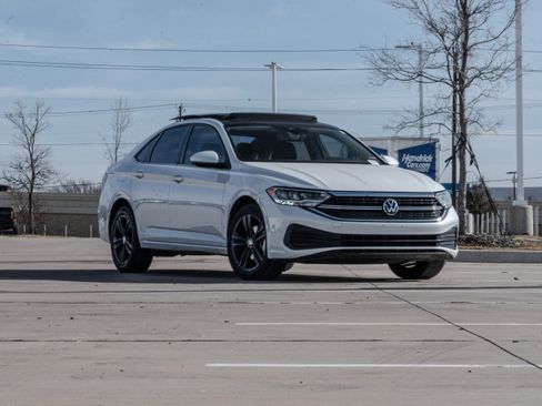 Used 2023 Volkswagen Jetta SE w/ Panoramic Sunroof Package image 2