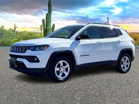 Used 2023 Jeep Compass Latitude image 2