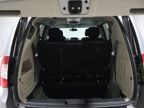 Used 2014 Chrysler Town & Country Touring image 4