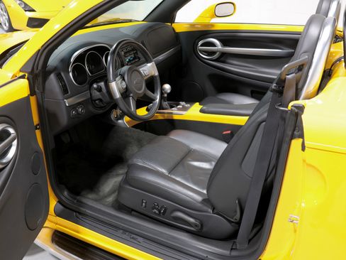 Used 2005 Chevrolet SSR w/ Preferred Equipment Group image 84