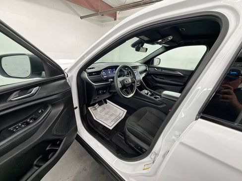 Used 2025 Jeep Grand Cherokee Laredo X w/ Luxury Tech Group I AWD/4WD image 10