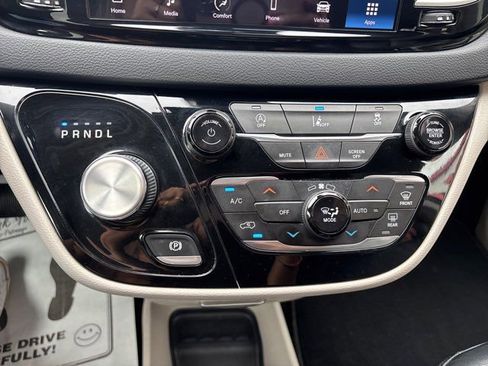 Used 2022 Chrysler Pacifica Touring-L FWD image 44