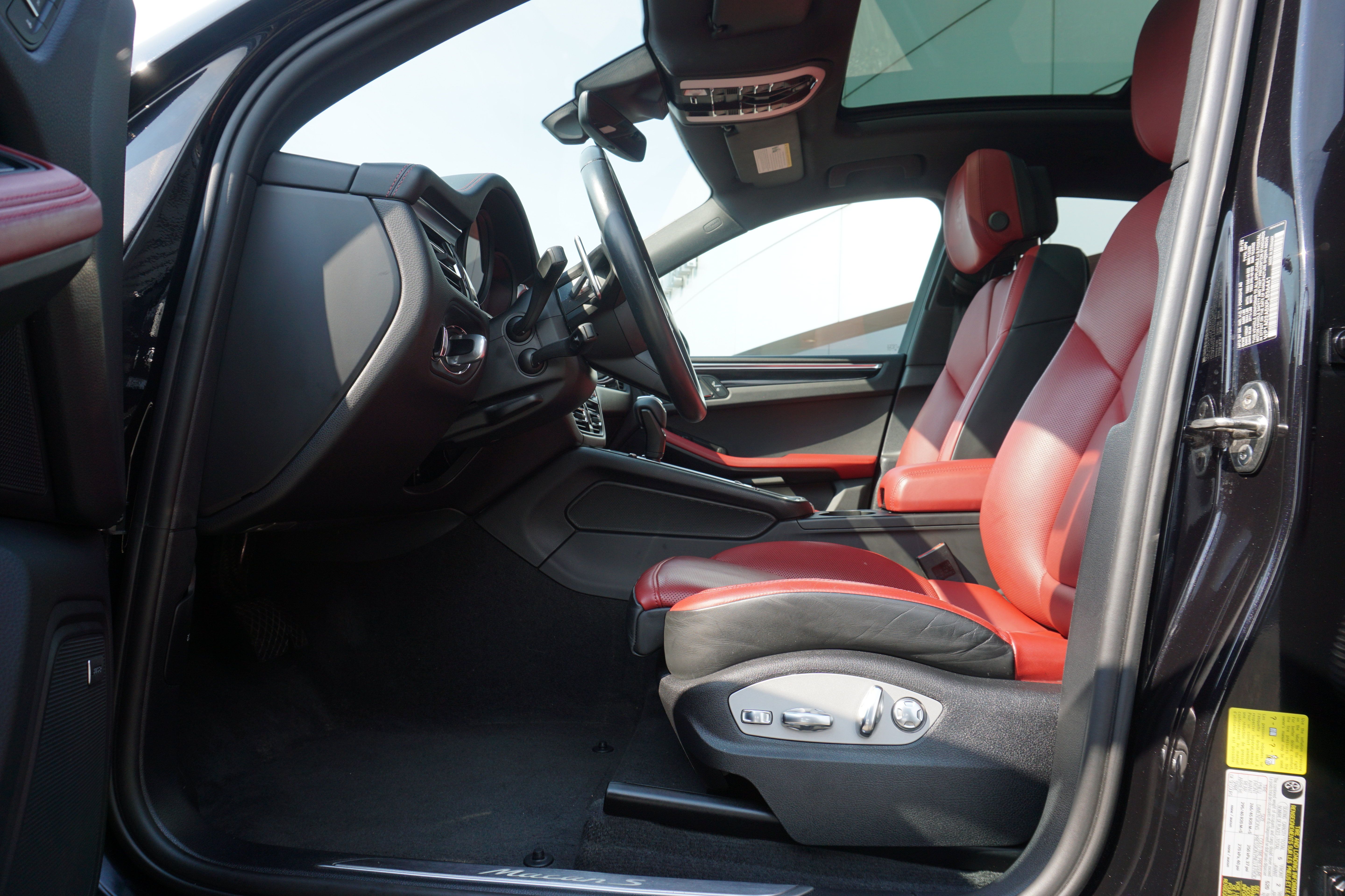 Certified 2023 Porsche Macan S AWD/4WD image 5