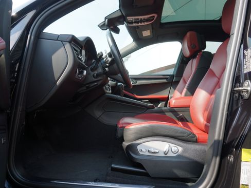 Certified 2023 Porsche Macan S AWD/4WD image 5