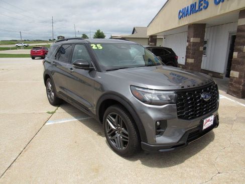 Used 2025 Ford Explorer ST-Line w/ ST-Line Street Pack AWD/4WD image 3