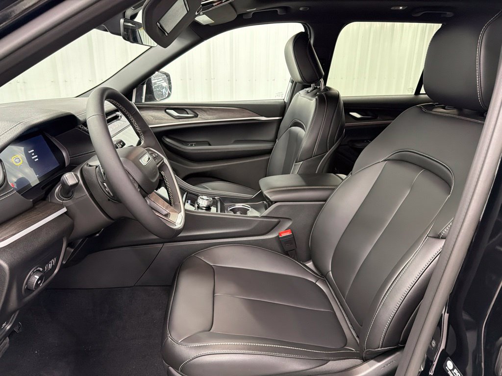 New 2027 Jeep Grand Cherokee Limited RWD image 11