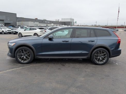 Used 2022 Volvo V60 T5 Cross Country AWD/4WD image 7