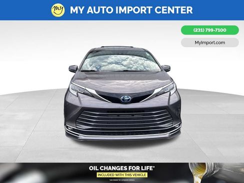Used 2022 Toyota Sienna Limited AWD/4WD image 2
