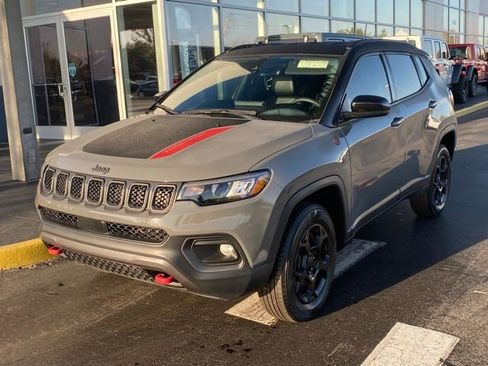 Used 2024 Jeep Compass Trailhawk image 4