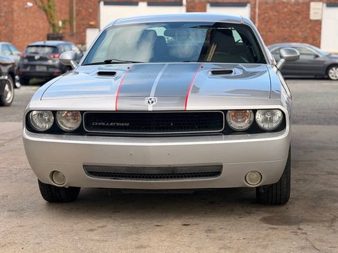 Used 2010 Dodge Challenger SE RWD image 3