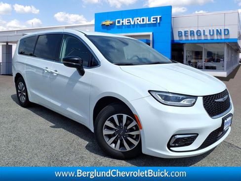 Used 2024 Chrysler Pacifica Limited FWD image 1