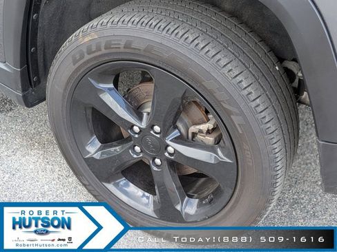 Used 2025 Jeep Grand Cherokee Altitude AWD/4WD image 9