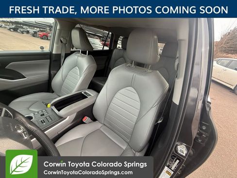Used 2023 Toyota Highlander XLE image 11