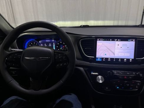 Used 2025 Chrysler Pacifica Limited FWD image 22