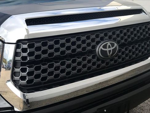 Used 2018 Toyota Tundra SR5 w/ SR5 Upgrade Package image 30