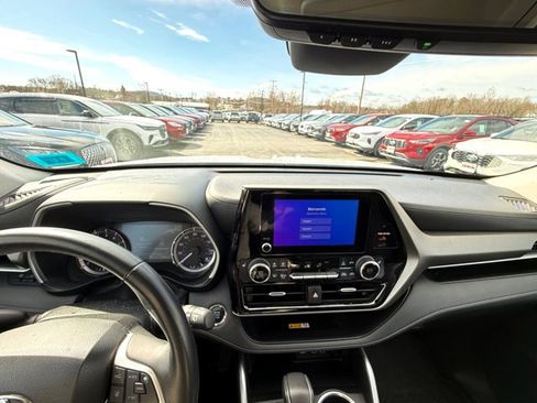 Used 2023 Toyota Highlander XLE AWD/4WD image 2