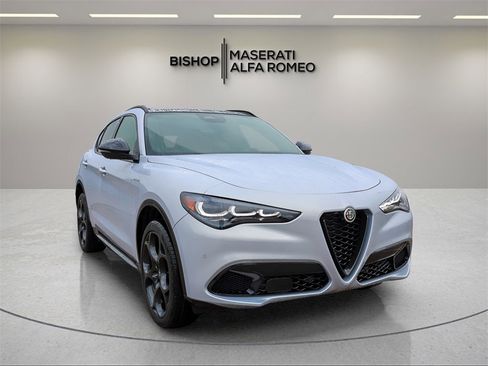 New 2025 Alfa Romeo Stelvio Sprint image 1