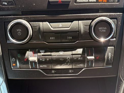 Used 2017 Ford Explorer XLT w/ Equipment Group 202A AWD/4WD image 30