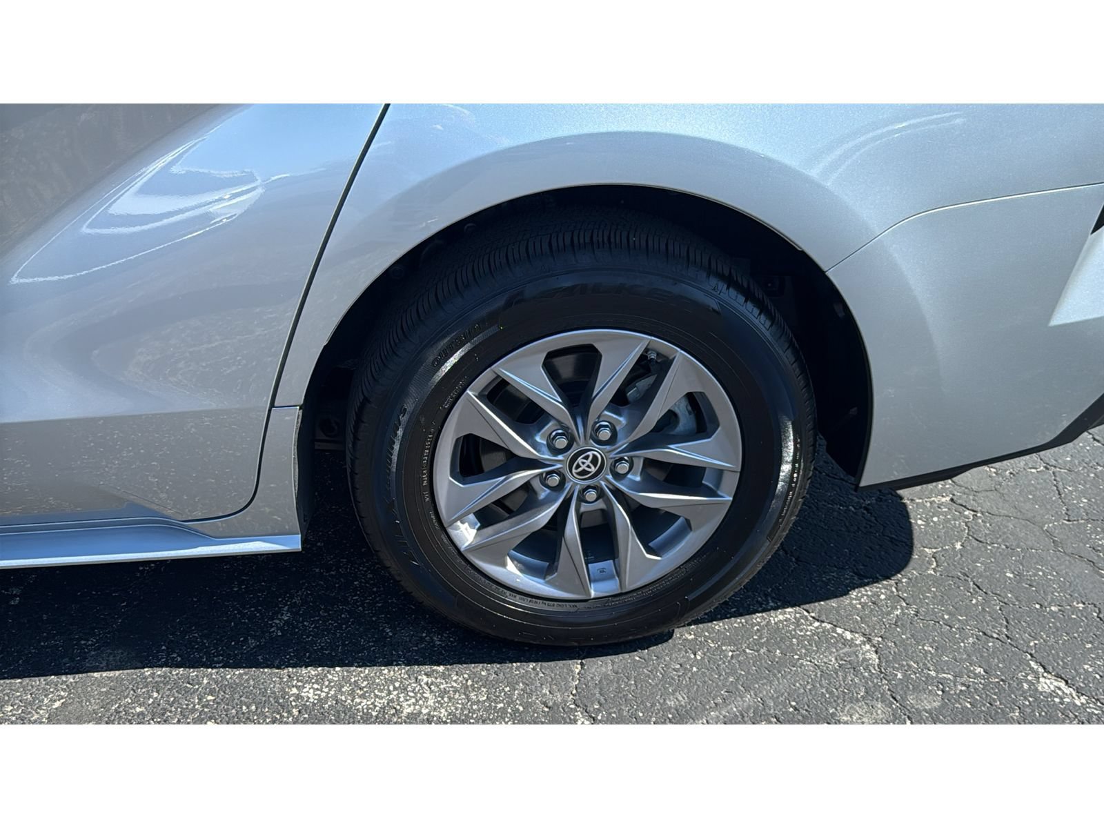 Certified 2025 Toyota Sienna XLE FWD image 13