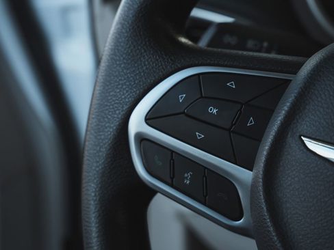 Used 2017 Chrysler Pacifica Touring image 28