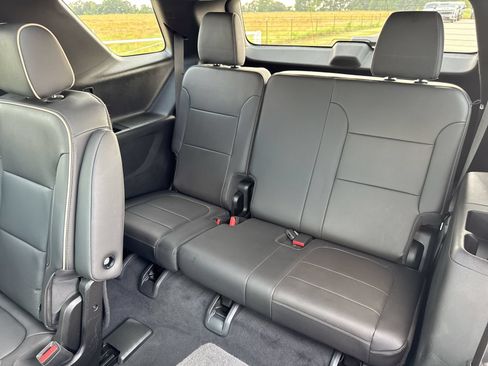 Used 2023 Chevrolet Traverse Premier FWD image 23