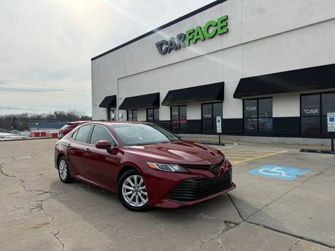 Used 2020 Toyota Camry LE image 1