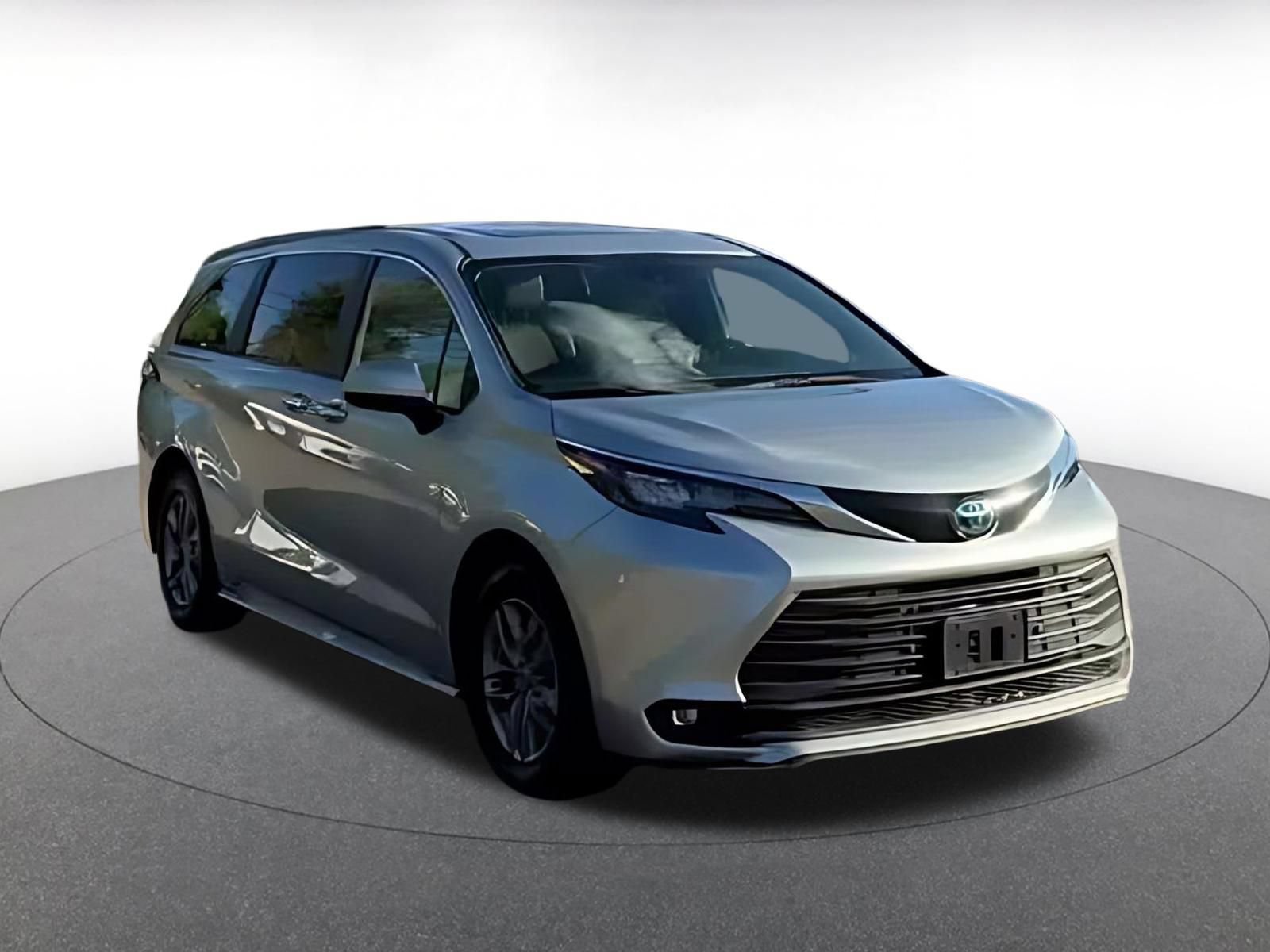 Used 2025 Toyota Sienna XLE FWD image 3