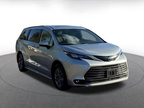 Used 2025 Toyota Sienna XLE FWD image 3