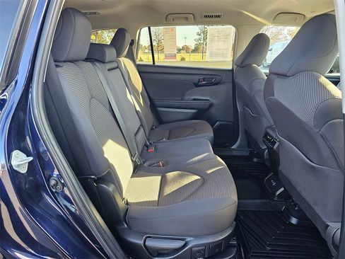 Used 2022 Toyota Highlander LE image 12