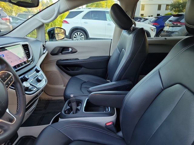 Used 2024 Chrysler Pacifica Touring-L FWD image 18