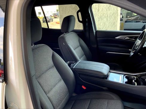 Used 2024 Chevrolet Traverse LT image 15