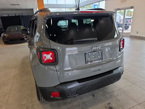 Used 2019 Jeep Renegade Latitude w/ Cold Weather Group AWD/4WD image 9