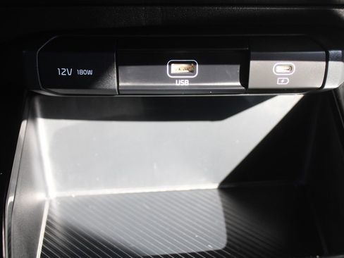 Used 2025 Kia Niro LX image 34