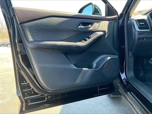 Used 2023 Nissan Rogue SV image 9