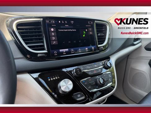Used 2023 Chrysler Pacifica Touring-L FWD image 13