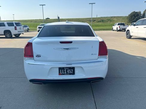 Used 2017 Chrysler 300 Limited RWD image 6
