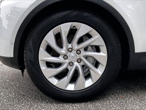 Used 2024 Land Rover Discovery S image 30