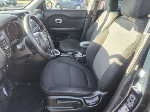Used 2017 Kia Soul + FWD image 17