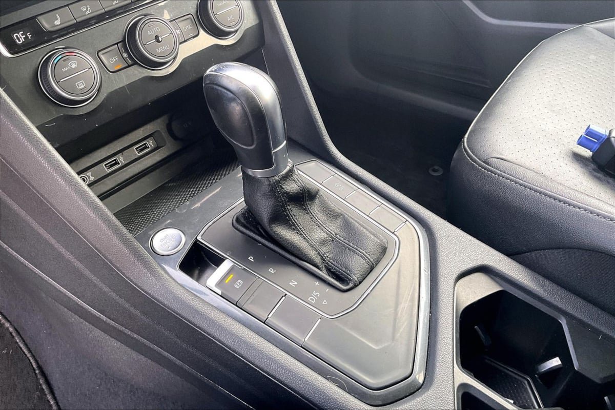 Used 2018 Volkswagen Tiguan SE w/ Panoramic Sunroof Package FWD image 15