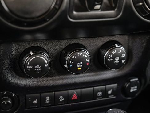 Used 2017 Jeep Wrangler Unlimited Rubicon image 25