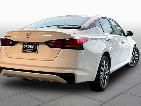Used 2025 Nissan Altima 2.5 SV FWD image 12