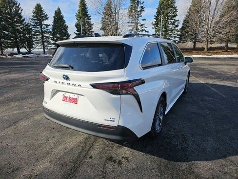 Used 2024 Toyota Sienna LE image 6