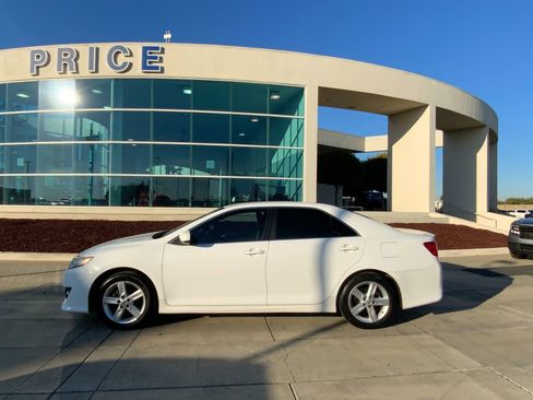 Used 2014 Toyota Camry SE image 2