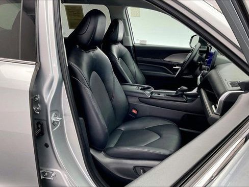 Used 2025 Toyota Grand Highlander AWD image 6