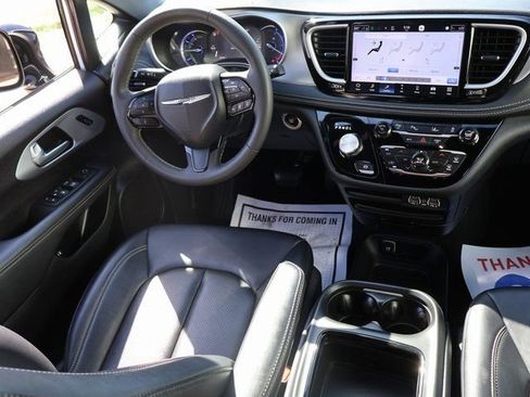 Used 2024 Chrysler Pacifica Limited FWD image 13
