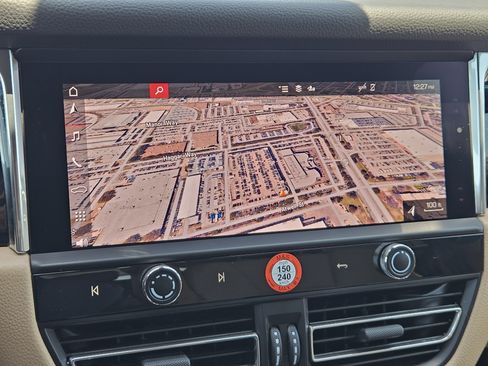 Certified 2026 Porsche Macan AWD/4WD image 17